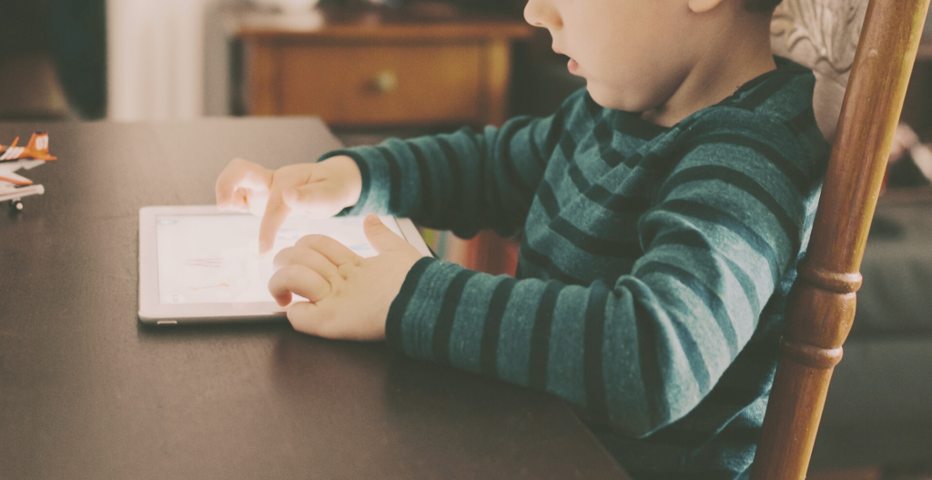 enfants devant une tablette, les dangers des écrans pour les enfants